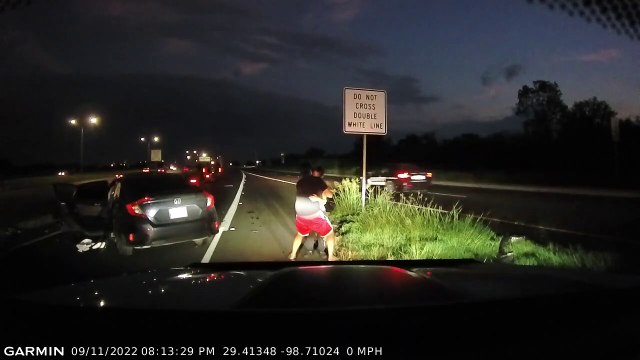 Un conducteur a un excellent réflexe pour éviter un homme tombé sur la route