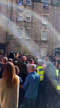 Incident pas vu à la télé - Regardez ce jeune homme qui a tenté de perturber la procession au passage du corbillard cet après-midi vers l'église St Giles