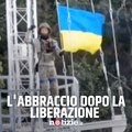 L'emozionante accoglienza per i soldati ucraini con fiori e abbracci nei territori liberati dai russi