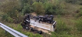 Son dakika haber | Mıcır yüklü hafriyat kamyonu şarampole devrildi: 1 ölü