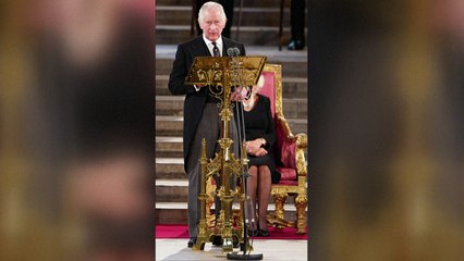 Demonstrantin fordert vor Parlament in London Abschaffung der Monarchie