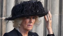 La reina consorte Camilla, emocionada recibe el féretro de Isabel II en St. Giles