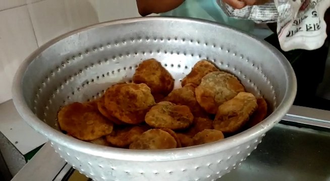 কচুরি না পেয়ে মিষ্টির দোকানে ভাঙচুর! শোকেসের কাঁচ ভেঙে হাতে পড়ল ১৩ টি সেলাই | Oneindia Bengali