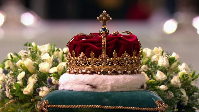 St Giles’ congregation bow and curtsy to Queen’s coffin
