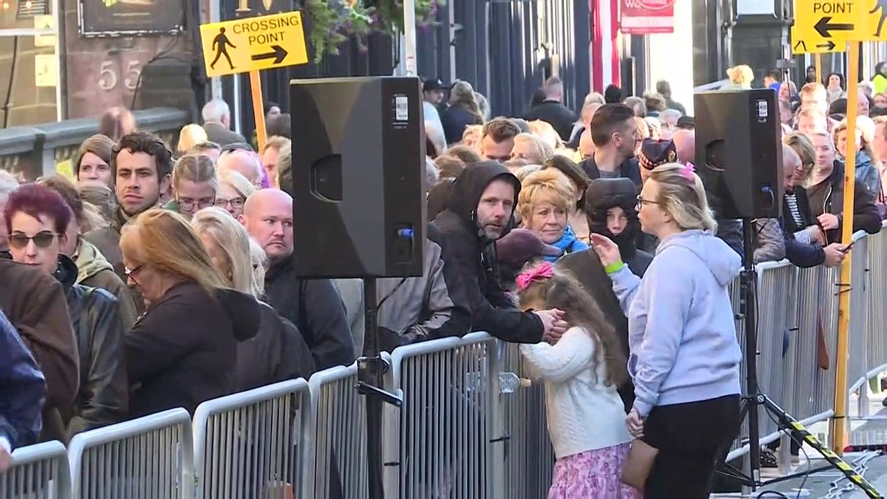 König Charles III. führt Trauer-Prozession für Queen durch Edinburgh an