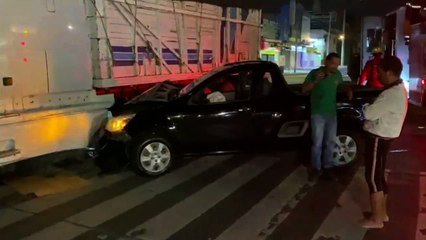 Un automovilista chocó contra un torton estacionado sobre 8 de Julio y Patria