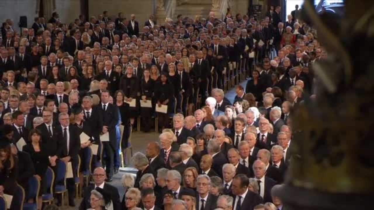 Carlos III recibe las condolencias de los parlamentarios