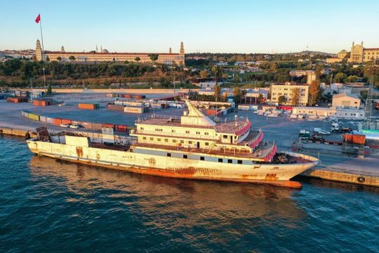 Yunanistan Sahil Güvenlik birimlerinin taciz ateşi açtığı gemi Haydarpaşa Limanı'na yanaştı