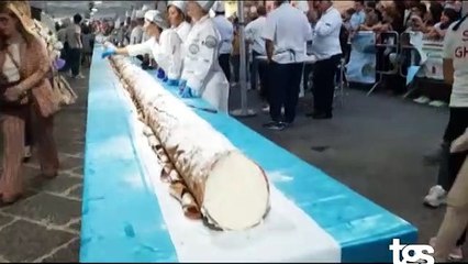 Tải video: A Caltanissetta il cannolo più lungo del mondo