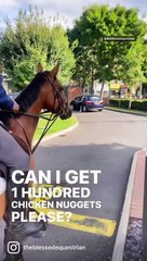 Llegó montado sobre un caballo a un autoservicio de McDonald’s para pedir… ¡100 nuggets!