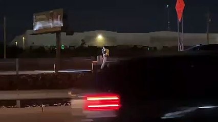 Hallan hombre sin vida dentro de auto en la 1-10 de El Paso; investigan homicidio