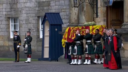 Los escoceses se despiden de su reina en Edimburgo