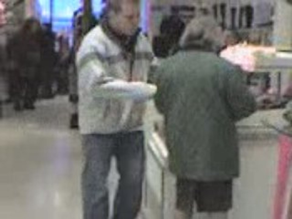 LES INTRUS - Adonis L'intrus et une Mamie