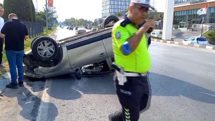 Devrilen otomobilde hasar oluştu