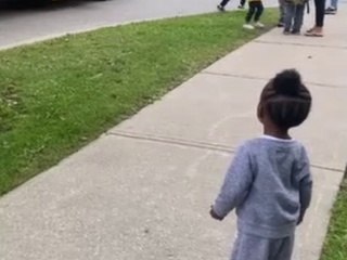 Little sister adorably welcomes big brother home from school