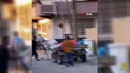 Yürümek istemeyen ata yumruk atarak eziyet etti!