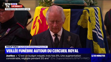 Le public continue de défiler devant le cercueil d'Elizabeth II pendant que la famille royale se recueille
