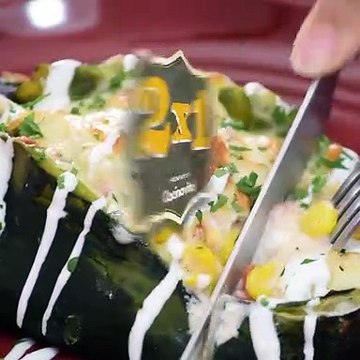 Chiles rellenos de pechuga de pollo y elotes con crema gratinados | Cocina Vital