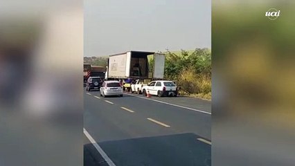 Carreta de cerveja tem parte da carga saqueada após parar em rodovia