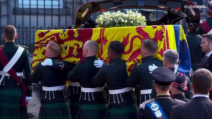 Video herunterladen: Le spoglie della Regina Elisabetta nella Cattedrale di St.Giles: l'ultimo omaggio della Scozia