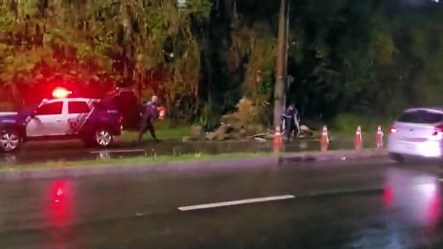 Deslizamento de terra interdita pista da Avenida Ivo Silveira, em Florianópolis