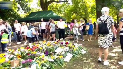 Thousands leave beautiful tributes for Queen Elizabeth in Green Park