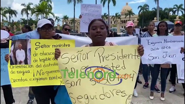 Maestros ganadores del concurso de oposición reclaman nombramientos frente al Palacio Nacional