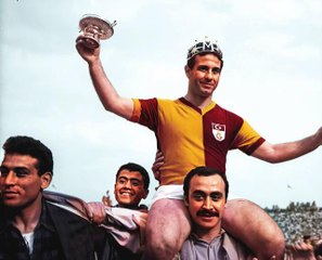Türk Futbolu Taçsız Kral Metin Oktay'ı anıyor