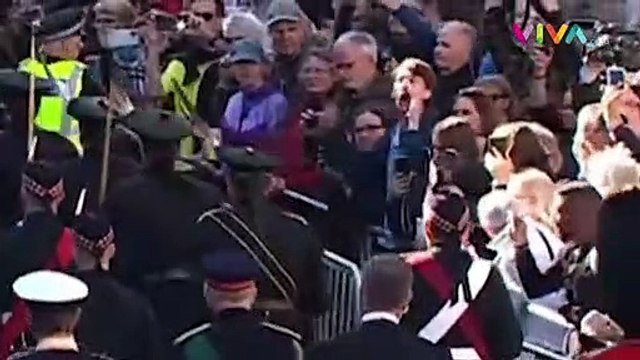 Pangeran Andrew Diledek Remaja saat Iringi Peti Ratu Inggris