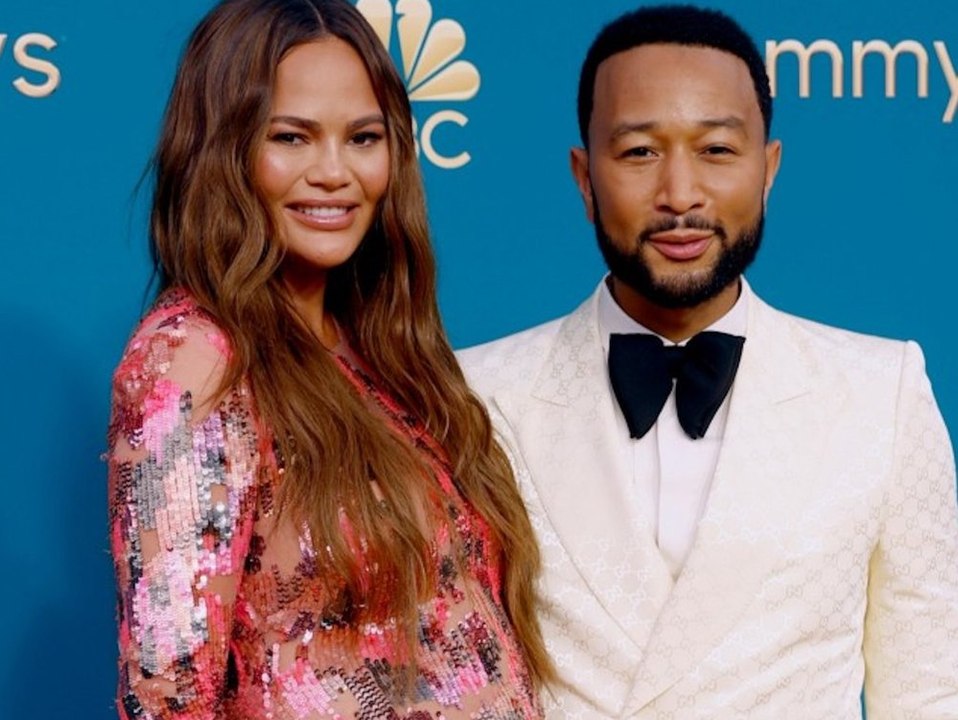 Emmys: Chrissy Teigen strahlt mit Babybauch auf dem roten Teppich