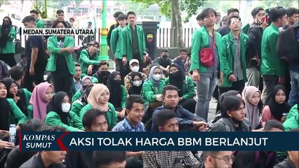 Momen Mahasiswa Bakar Ban Bekas Saat Demo di DPRD Sumut