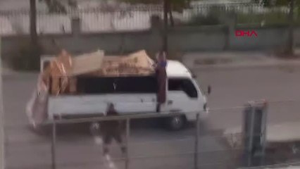 PALET HIRSIZLARI YAKALANDIKLARI ADAMIN ÜZERİNE KAMYONETİ SÜRDÜ