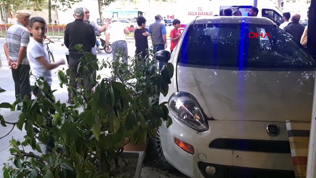 Ölümden döndükleri otomobille hatıra fotoğrafı çektirdiler