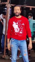 शूटिंग के दौरान खास अंदाज में नजर आये रितेश देशमुख