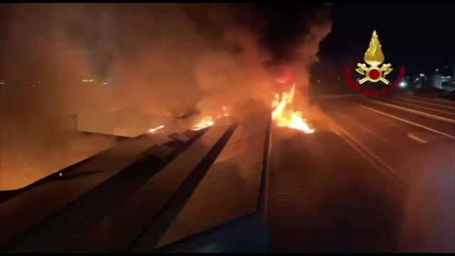 A Lucca in fiamme nella notte una azienda tessile