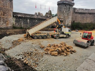 Le curage des douves du château de Fougères