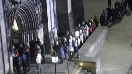 Edimburgo, in fila all'alba a St Giles per l'addio alla regina