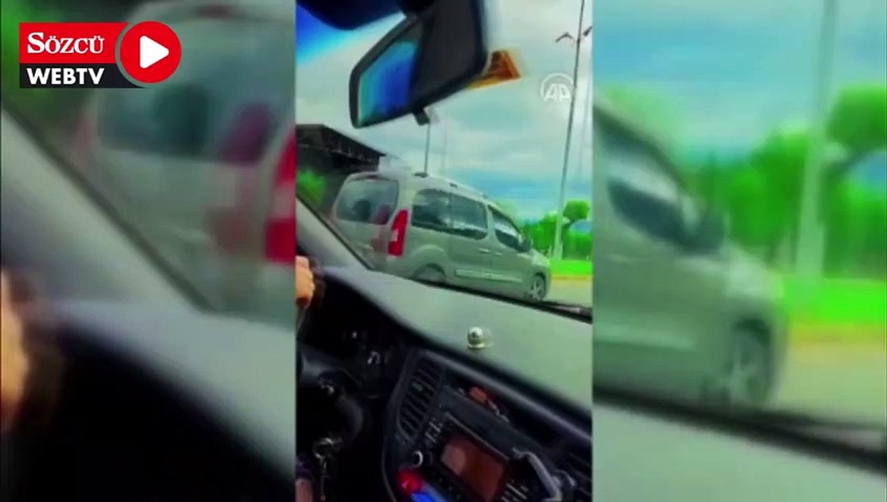 Hafif ticari aracın kırmızı ışıkta bekleyen otomobillere çarpması kamerada