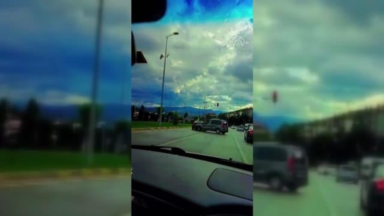 Hafif ticari aracın kırmızı ışıkta bekleyen otomobillere çarpması kamerada