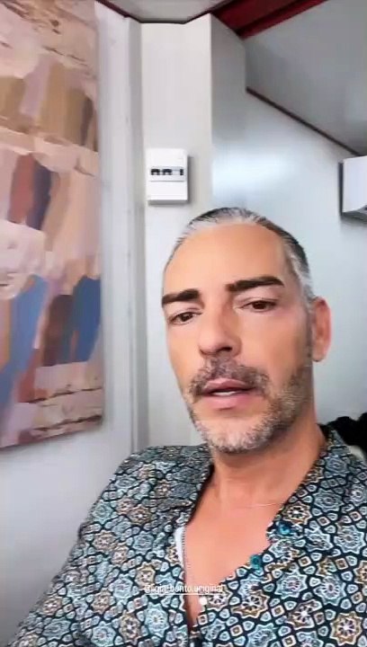 Cláudio Ramos canta em inglês