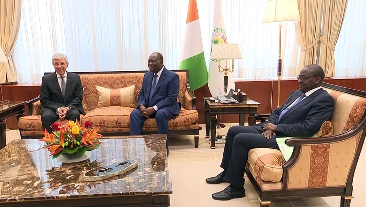 Le Chef de l’État Alassane Ouattara a reçu l’Ambassadeur d’Algérie en Côte d’Ivoire, Mohamed Abdelaziz Bouguetaia