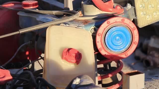 Topladığı hurda parçalarından kendi aracını yaptı