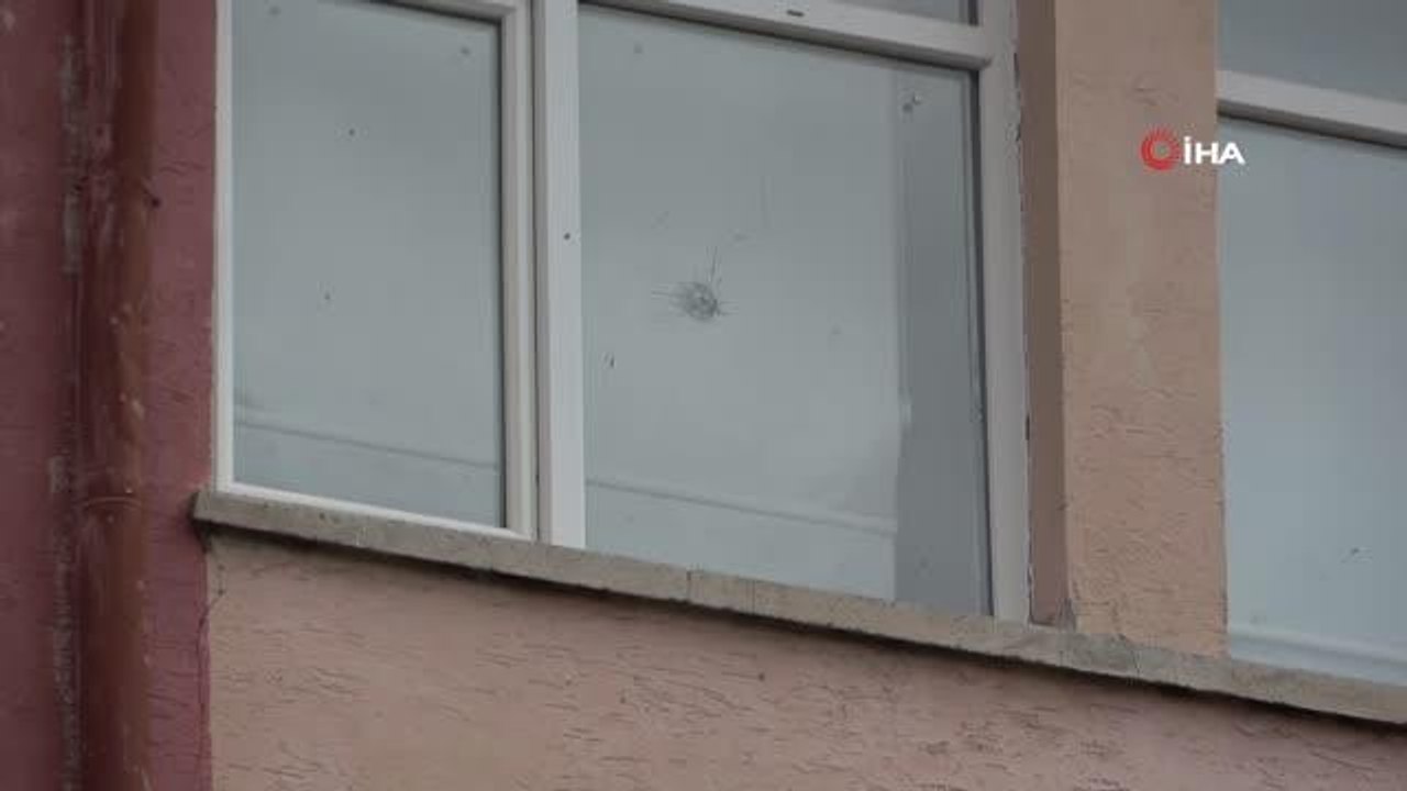 Okulu kurşunladılar: Sınıf penceresinin camı çatladı, duvarları zarar gördü