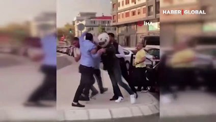 Kadıköy'de İETT şoförü kendisi zapt etmeye çalışanlardan kurtulup vatandaşa böyle vurdu