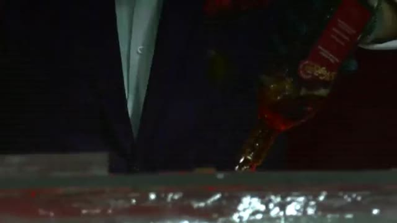 Un hotel en Bangkok bate el récord Guinness con el cóctel Negroni más grande del  mundo