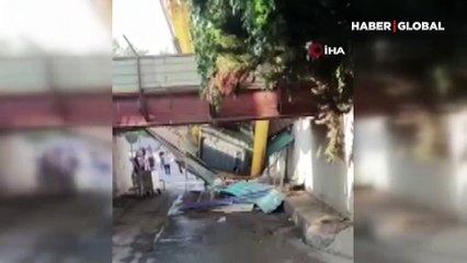 İstanbul'da faciaya ramak kaldı! Çalışma yapan iş makinesi alt geçide düştü