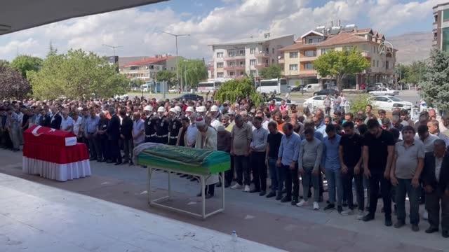 Son dakika haber! Eşi tarafından bıçaklanarak öldürülen kadının cenazesi defnedildi
