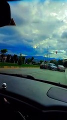 Kırmızı ışıkta bekleyen iki otomobile böyle çarptı