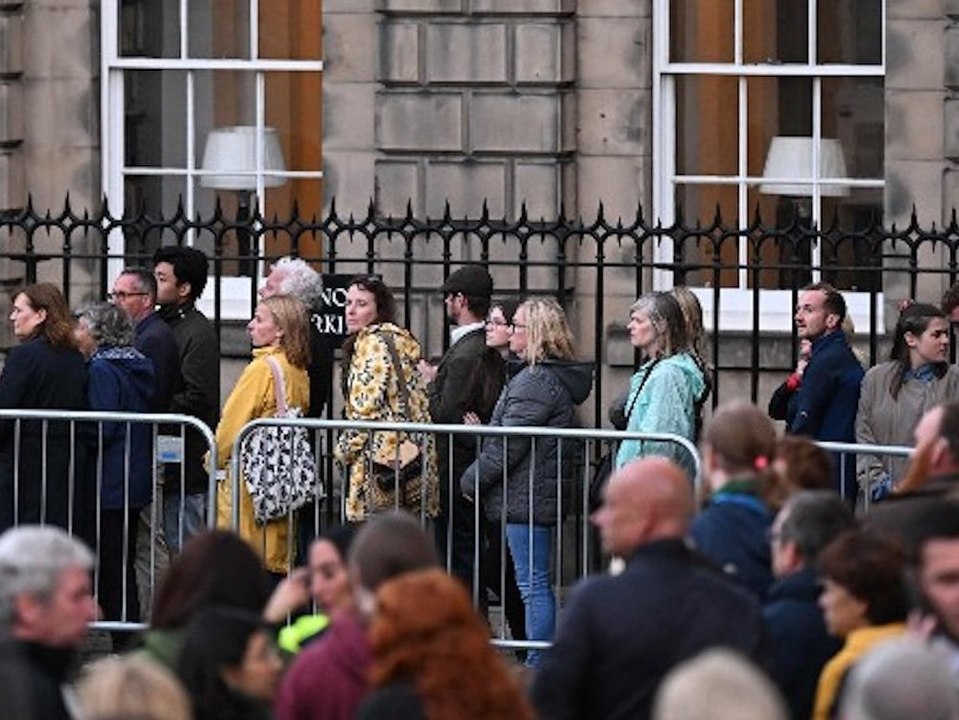 Kilometerlange Schlangen: Tausende verabschieden sich von der Queen