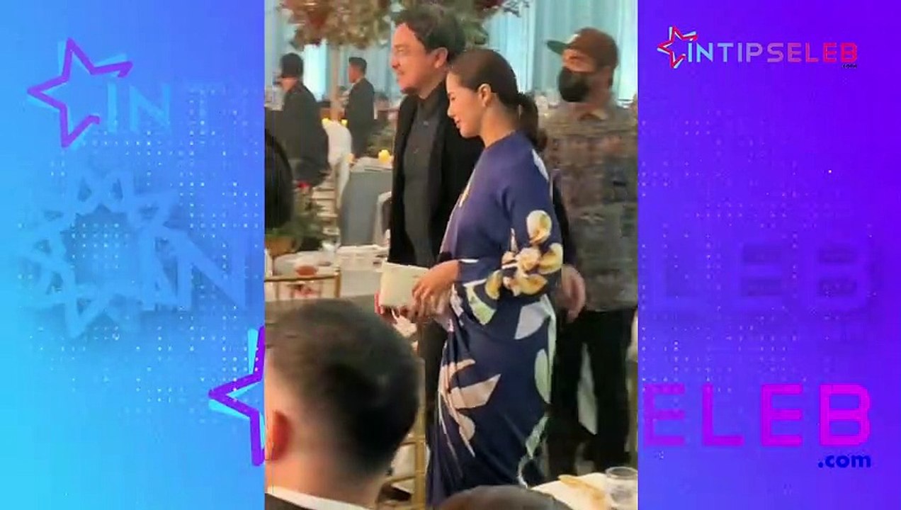 Gandeng Istri Baru, Engku Emran Cuek Lewati Putrinya